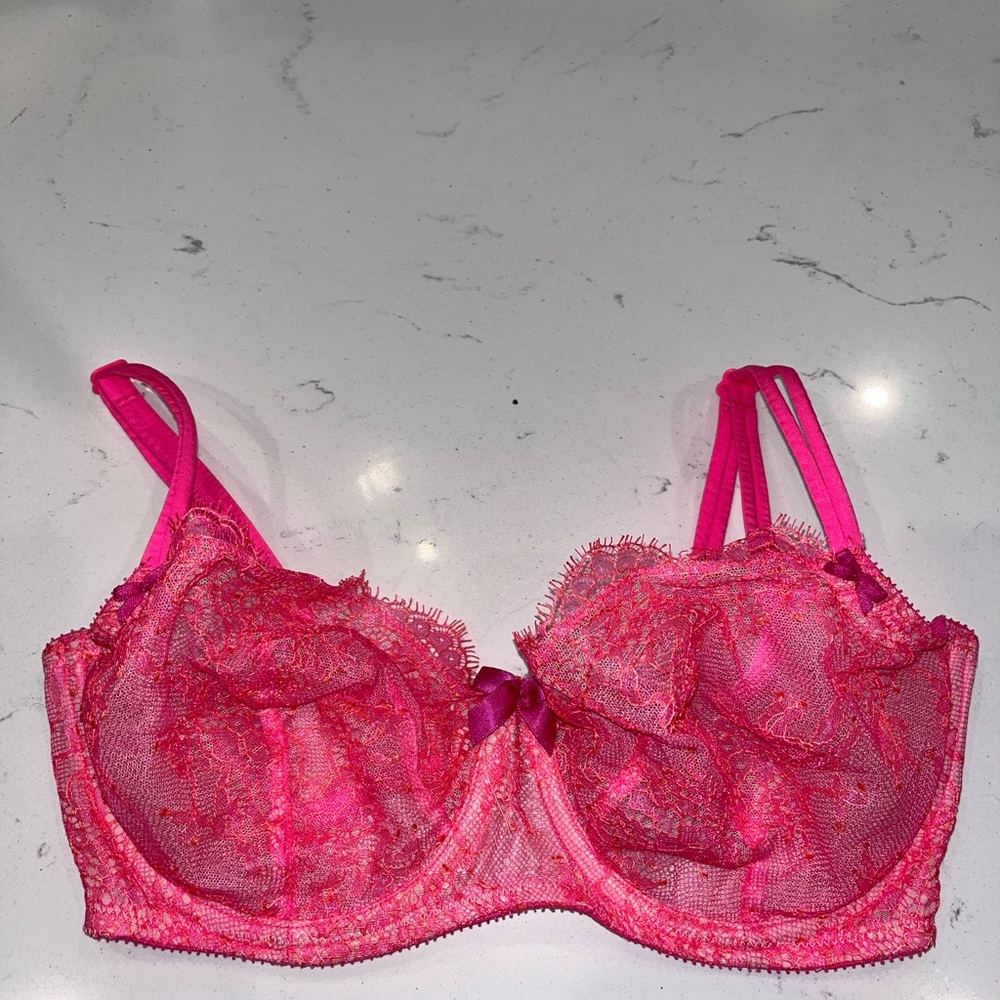 Victoria’s Secret 34DD unlined demi bra for sale. never worn 🩷